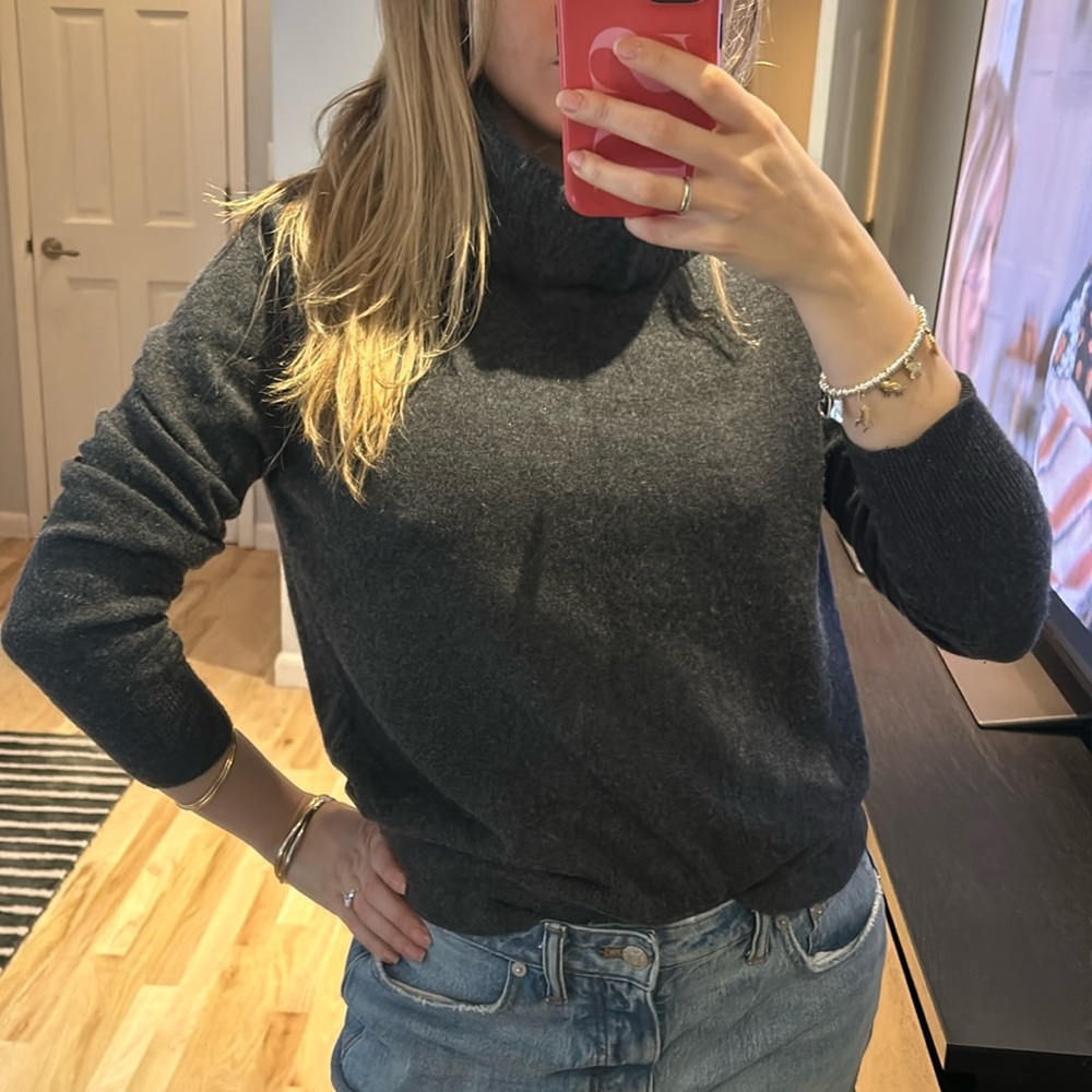 Uniqlo 100% Cashmere Turtleneck